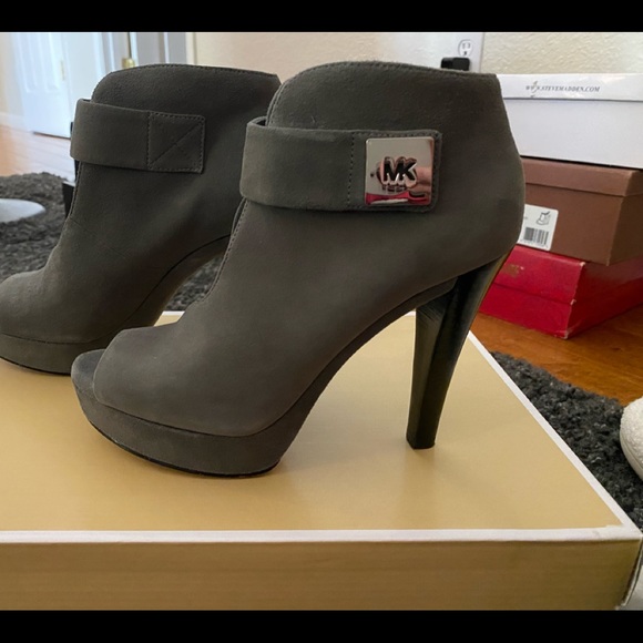 Minimal use on the soles, some scuffing on the side, very cute! - Picture 1 of 3